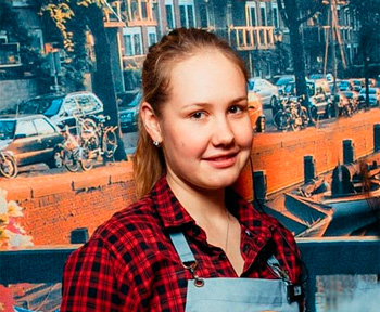 Официант Катя